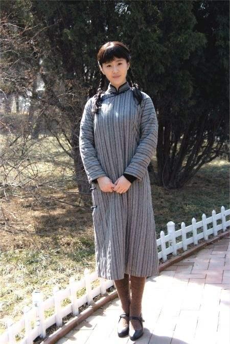 萨日娜领衔主演的年代剧《青岛往事》,在剧中她饰演了阳光开朗的夏慧