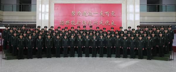 妻儿见证 81名高级士官晋升 知乎