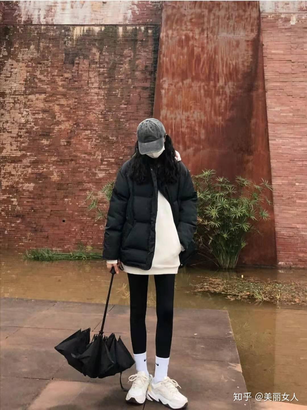 look4  黑色棉服 内搭米白色连帽卫衣 黑色鲨鱼裤 大白袜老爹鞋黑白灰