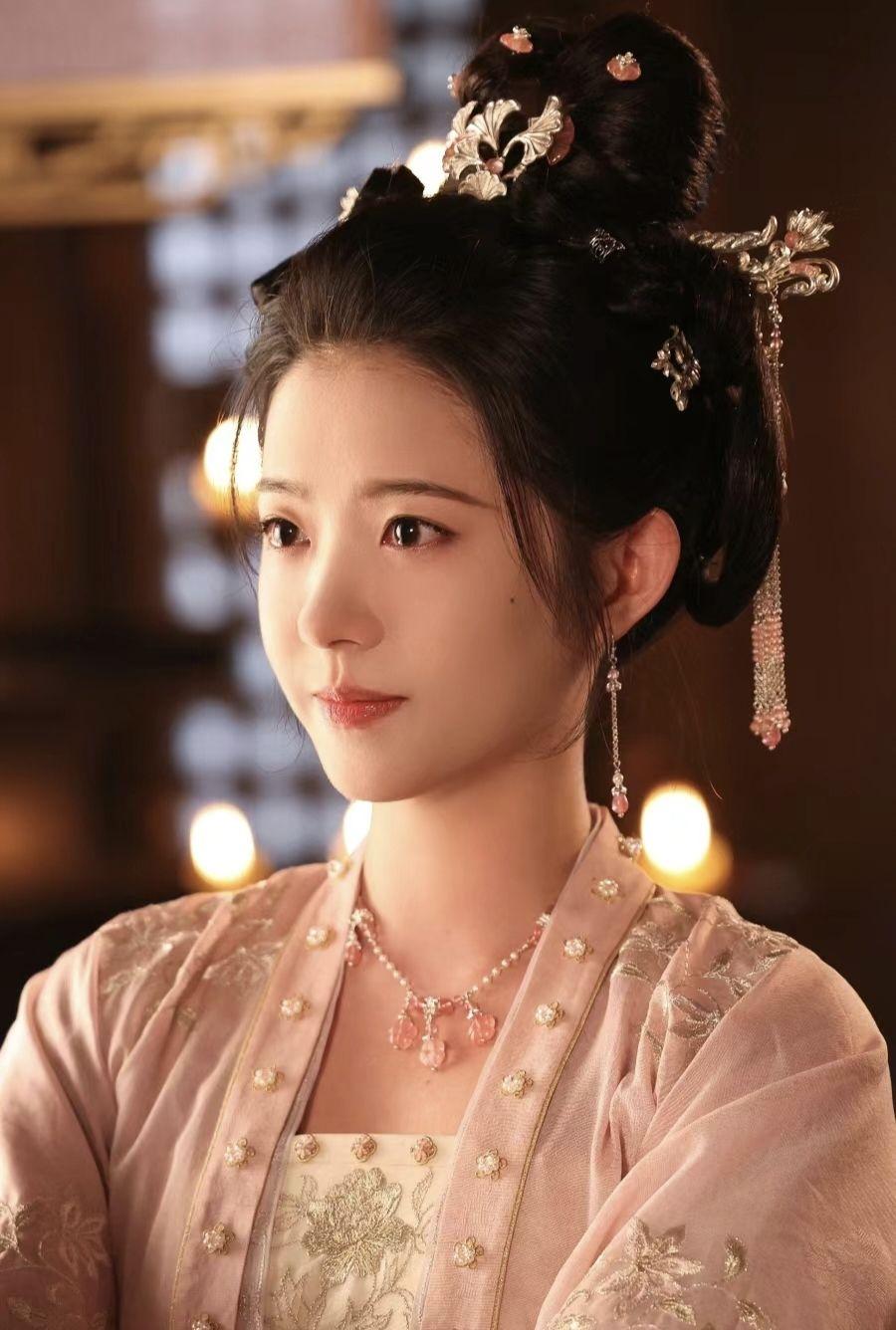 如何评价何蓝逗在古装剧《一念关山》中的表现?