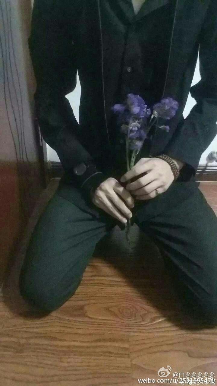 如何评价微博很火的西装下跪? - 知乎