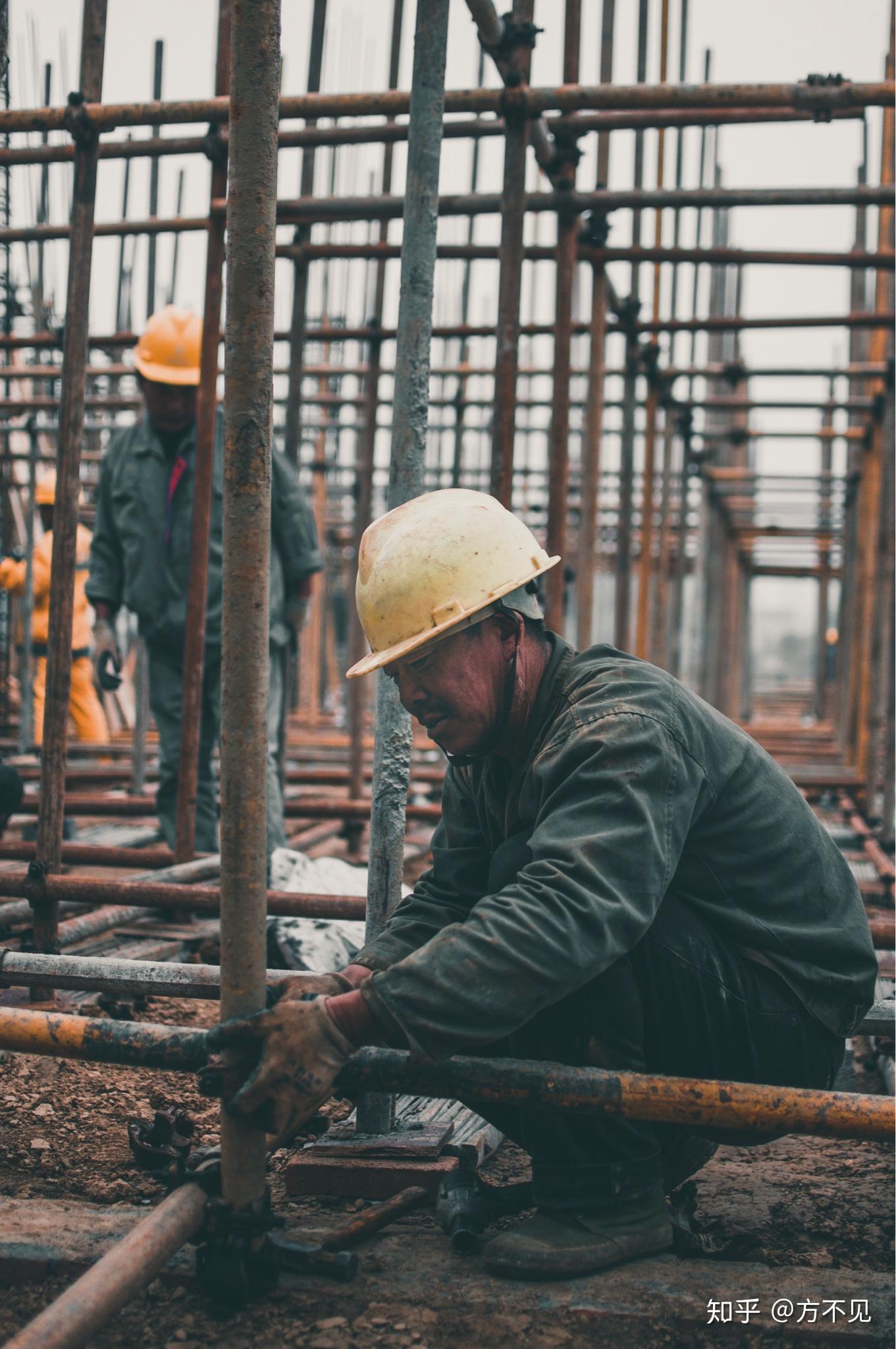 如何看待b站up主欣小萌发布的视频《家人们,我去工地搬砖了!》?