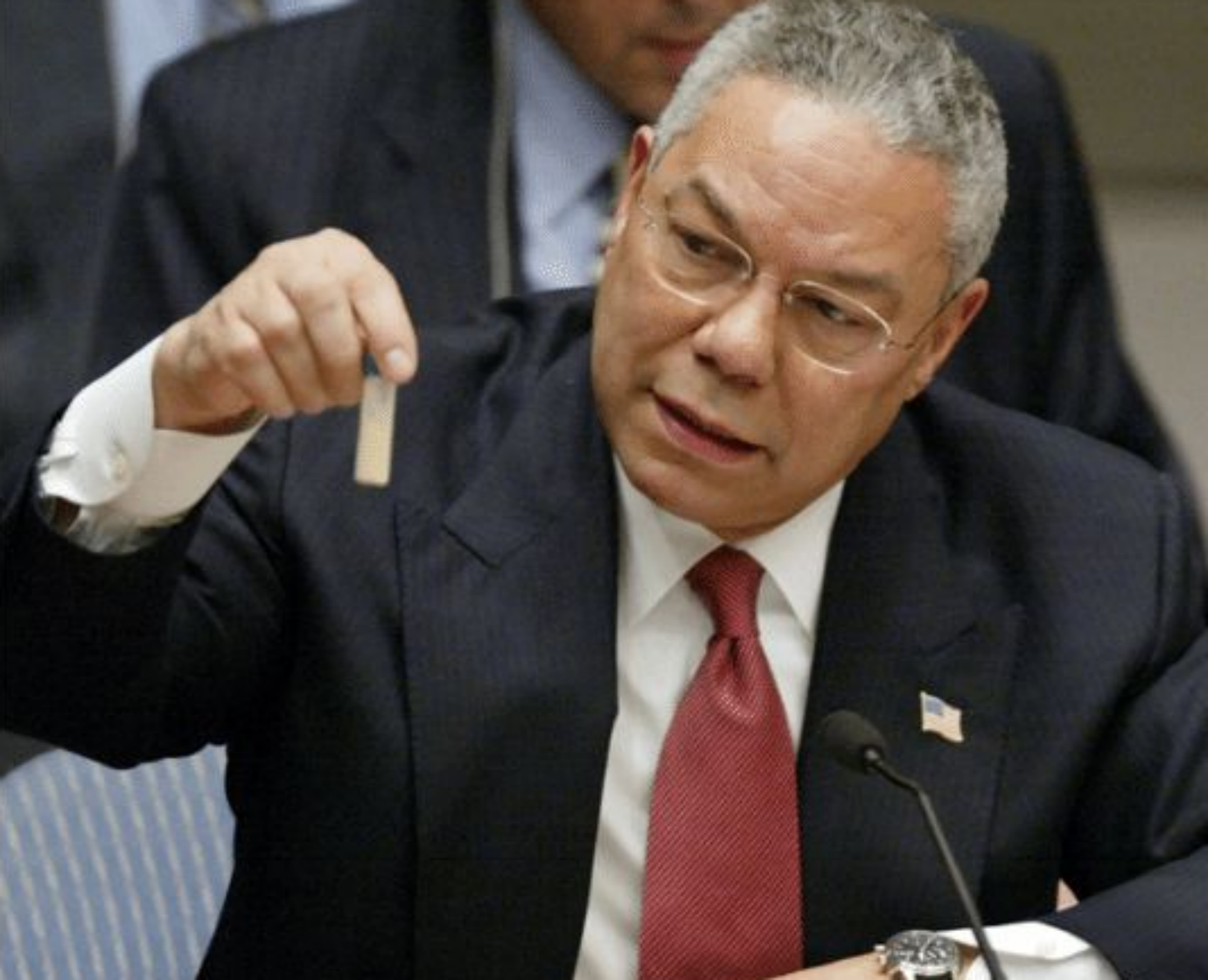 鲍威尔在联合国慢悠悠的摇着他的洗衣粉