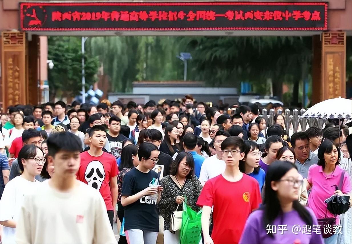 一家子祖孙三代高考考场门口拉条幅"热烈庆祝张**高考结束,脱离苦海