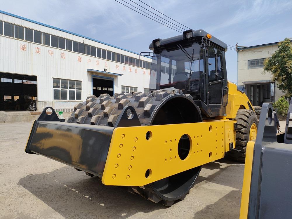定制出口这批20吨羊角碾压路机太霸气了