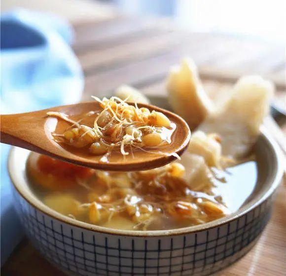 注意事项:大麦茶不适宜哺乳期的妈妈 ;肠胃不好的人群不宜空腹喝.