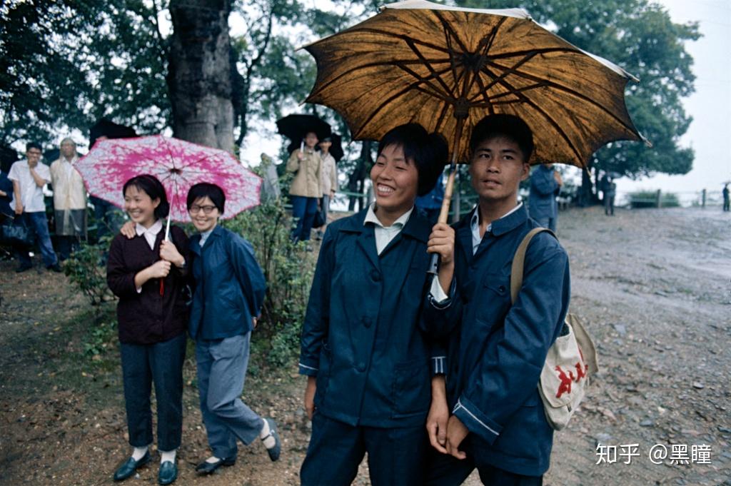 十四,70年代,一个军人家庭正在长城上留影.
