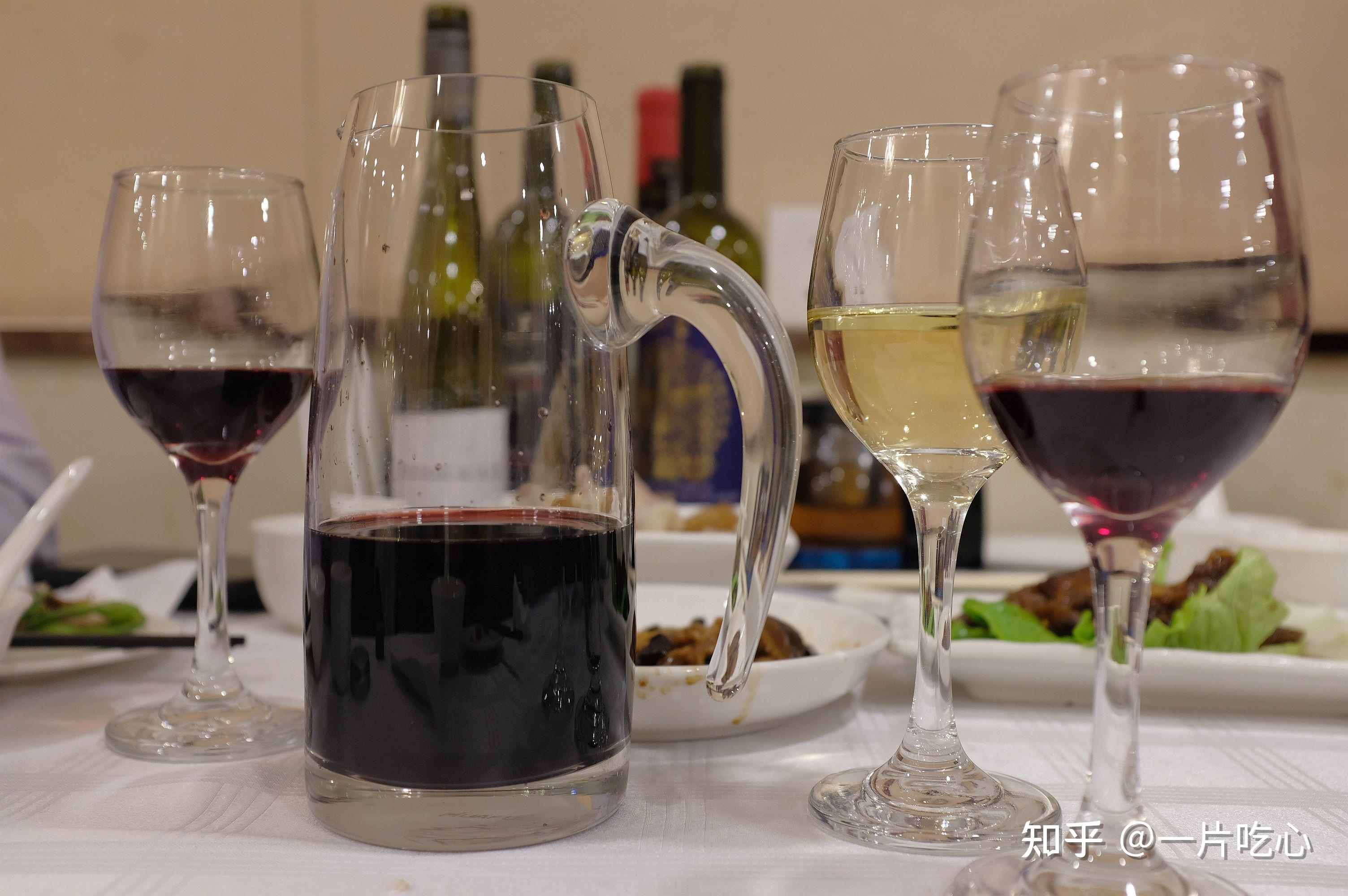 ""阿姨,我们喝酒,可以换成葡萄酒杯吗……"老板娘戴着牛气冲天的红