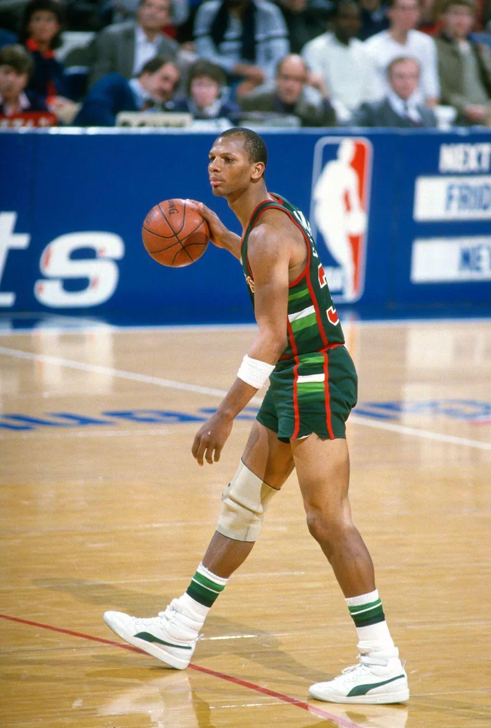 由上至下1985年,terry cummings穿着puma sky lx同年,wes matthews穿