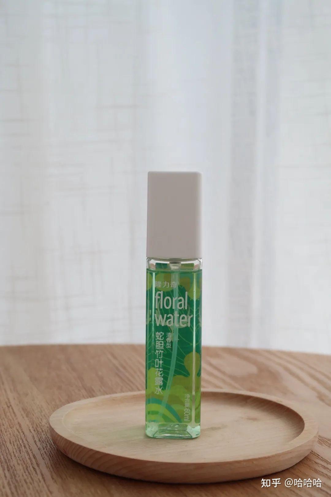 绿色透明小瓶花露水,不是六神,奇怪的外壳上是没有字迹的,所以不知道