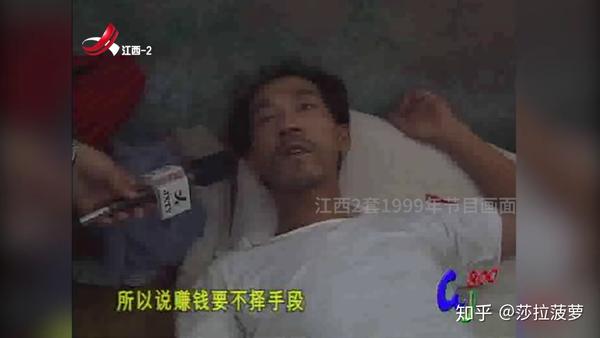 在殷建华家的楼下公话亭,法子英打电话叫殷妻出来接他进她家.
