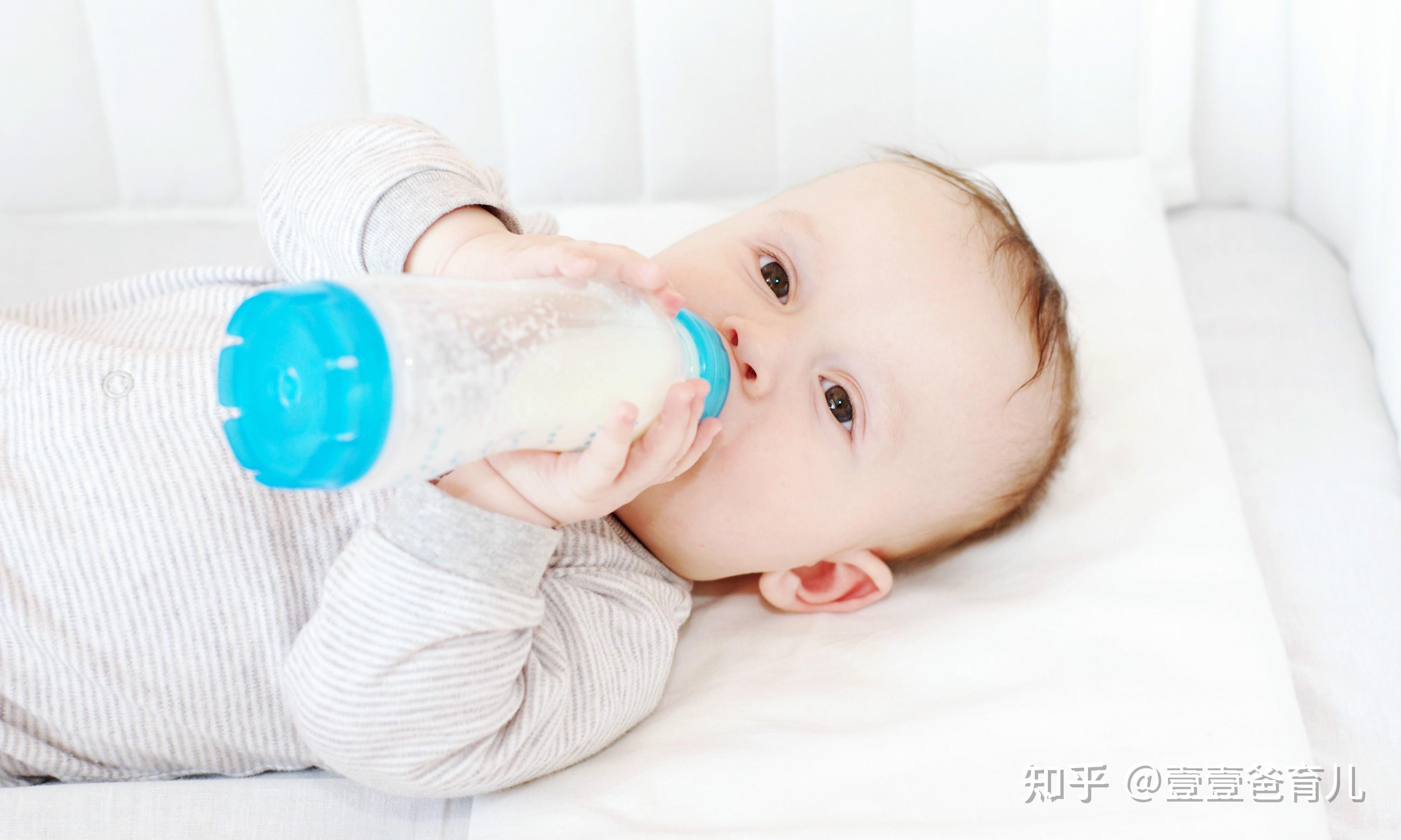 新出生的婴儿一次喝多少毫升奶粉（满月宝宝每天应该喝多少奶）-幼儿百科-魔术铺