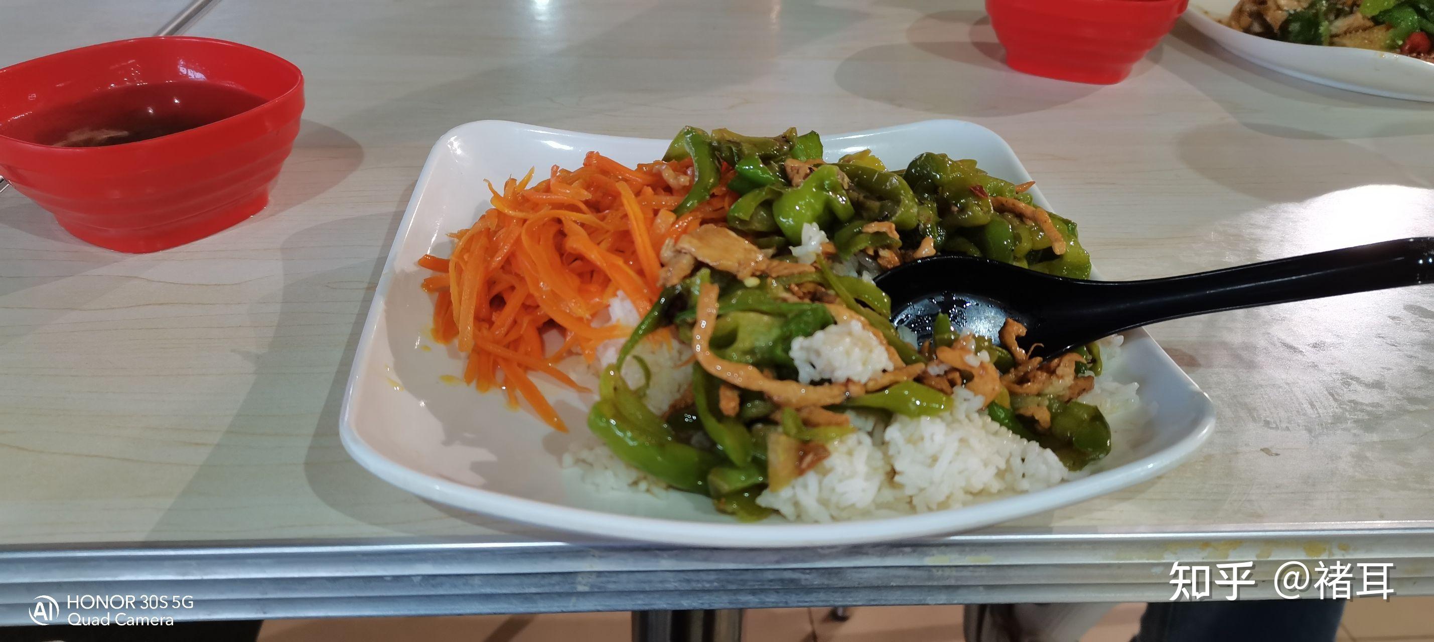 在湖北科技学院里就餐是一种怎样的体验?有什么推荐的食堂和美食?