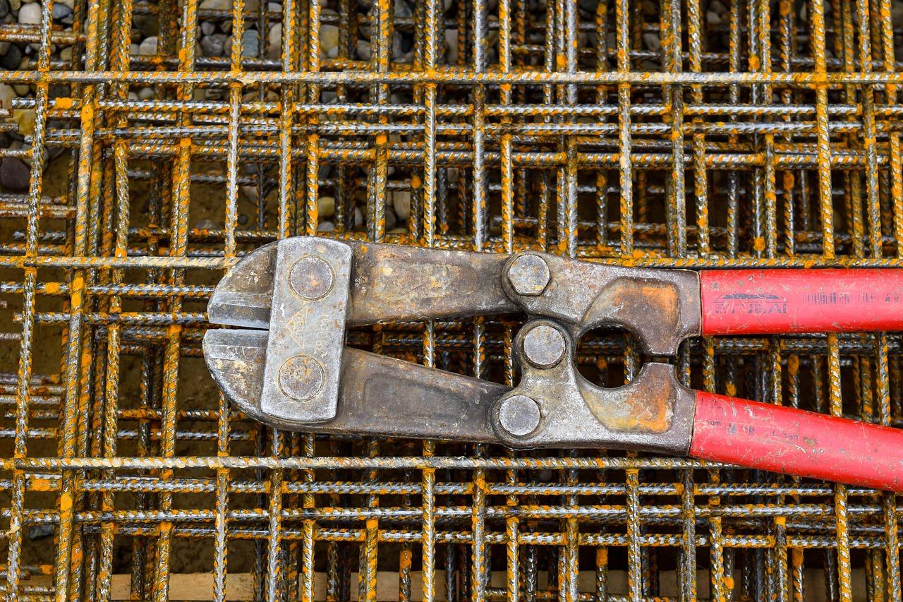 2. 草坪透气性提升