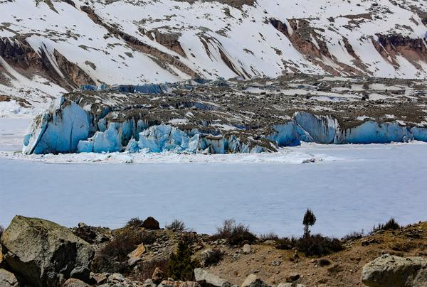 冰川尤其大型海洋性冰川的形成除了丰沛的降水条件外,还与地形,山岭的