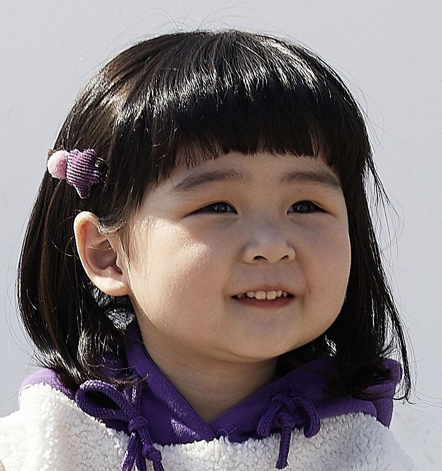 拜托拜托 这个超可爱 翻白眼的小女孩表情包是谁?