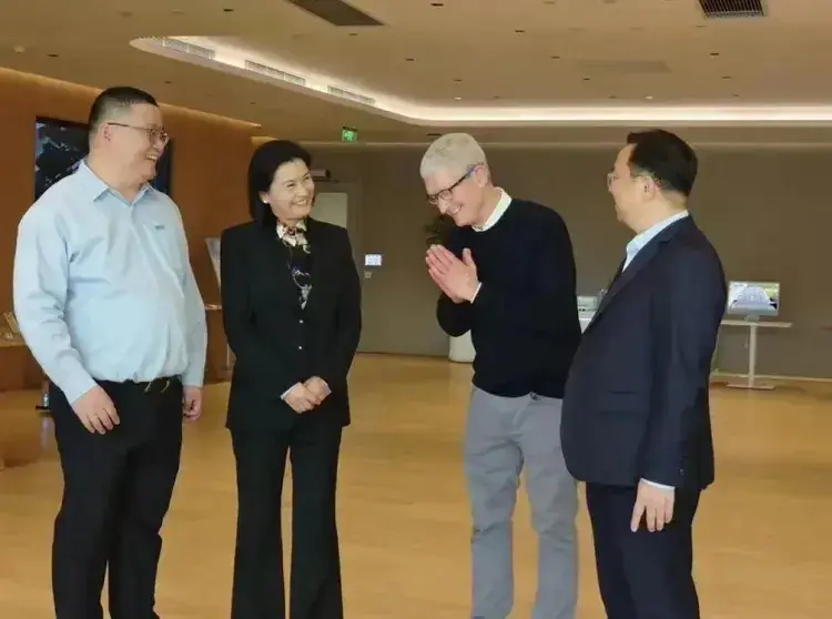 富士康郭台铭被耍了库克连夜飞往中国苹果上演战略大回调