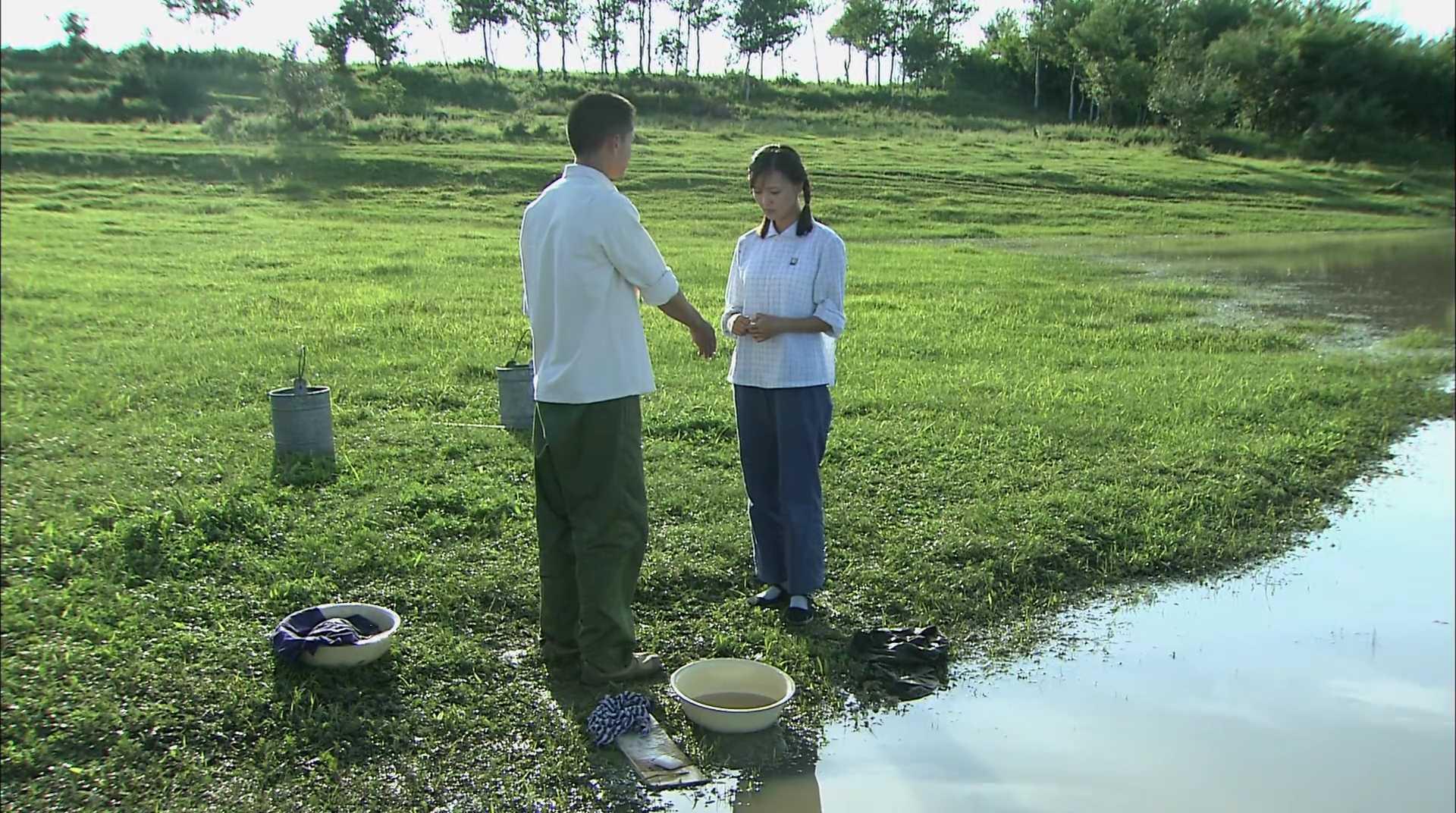 周萍要离开了赵天亮很舍不得他俩在河边依依不舍的握手道别