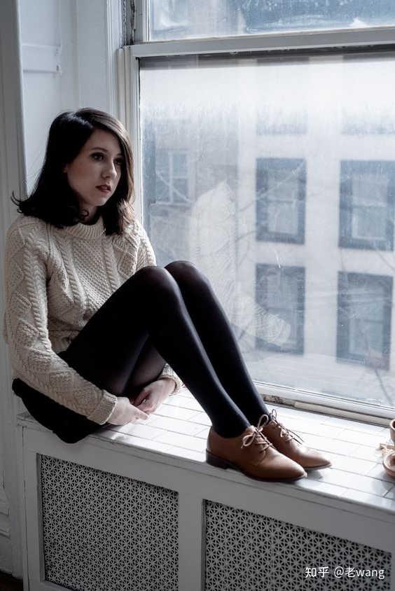 如何穿黑色紧身丝袜显腿长显瘦更优雅