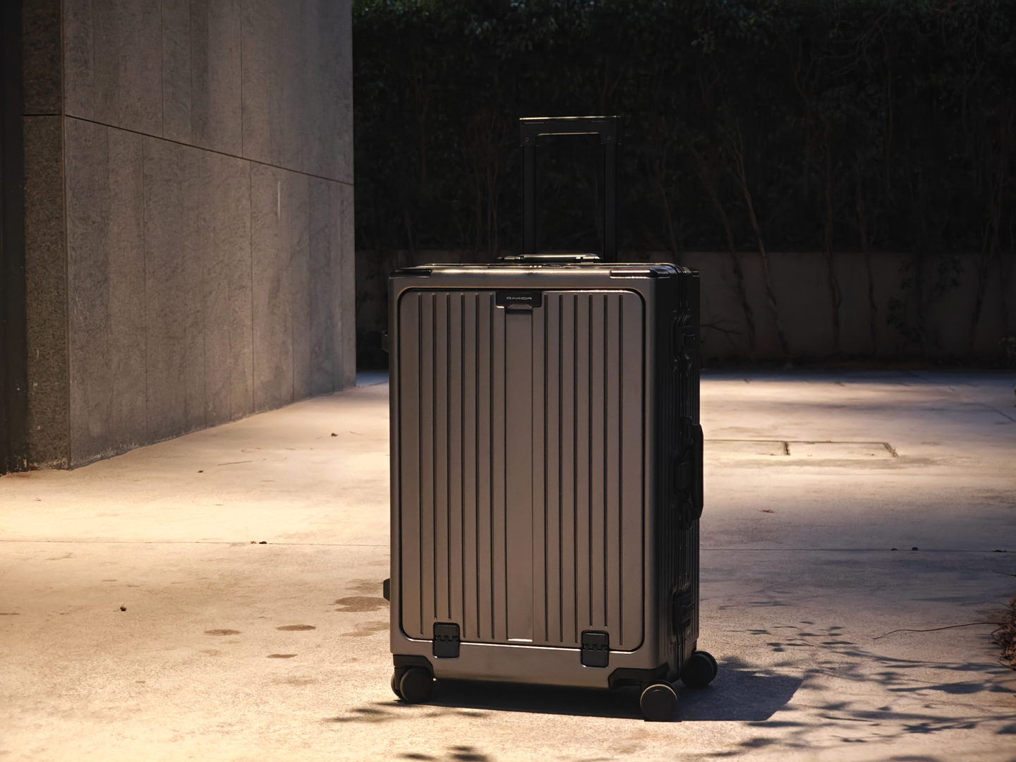 GaKior非时尚6防行李箱测评：200KG承重+4层进口科思创，出行首选