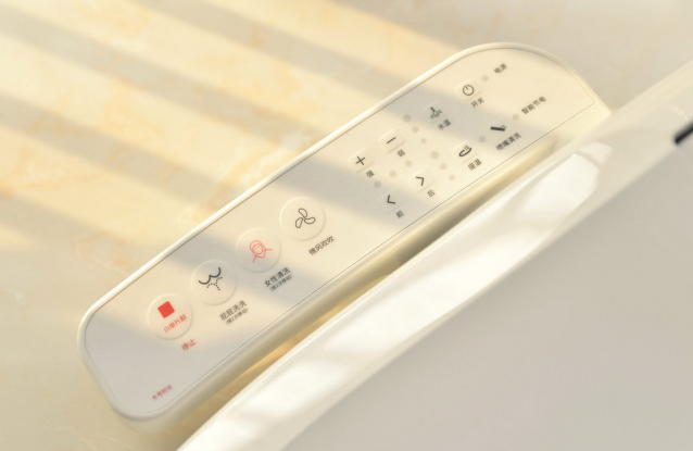 智能马桶盖的所有功能,都集中在了这个控制面板上,按键虽然不多,但是