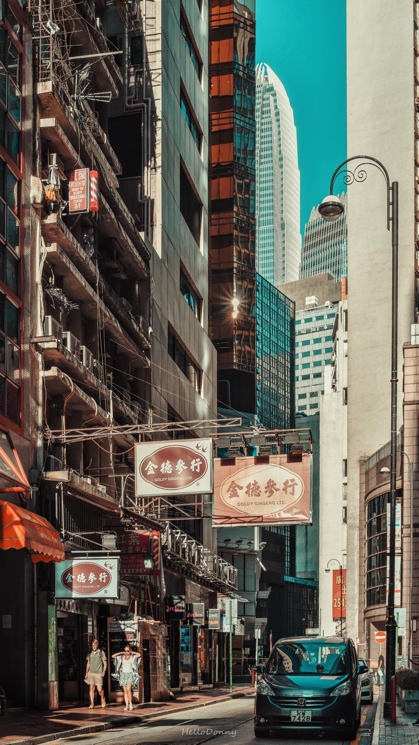 感和科技感;另一面,锈迹斑斑破败残存的建筑,熙熙攘攘狭窄混乱的街巷