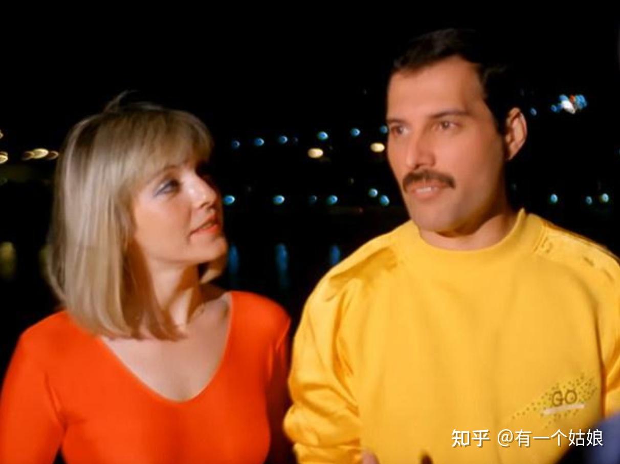 浴场;1985年,与一名男性发型设计师jim hutton开始一段长期的爱情关系