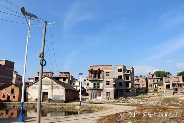 村庄已不复存在中国农村现状不知何时村子渐渐空了只剩下了老人和孩子