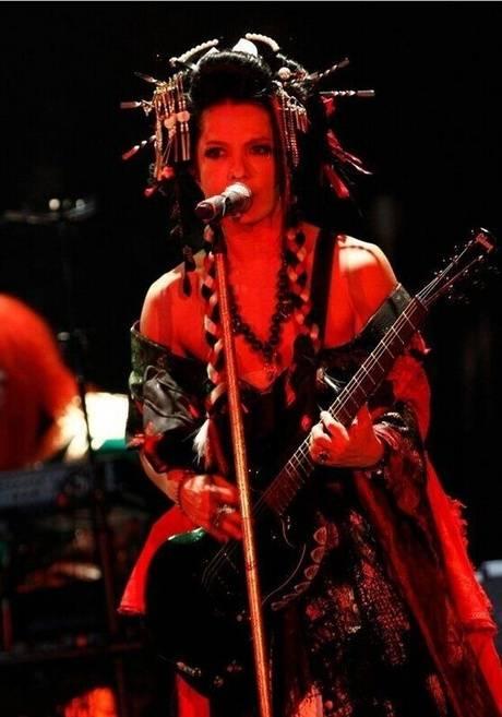 如何评价彩虹乐队主唱hyde的颜?