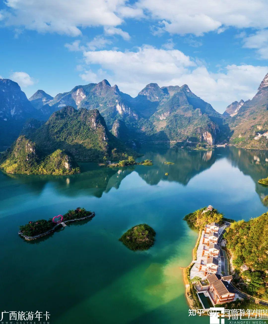 天一色,纯净至极天地浩大,朗朗乾坤怀抱数十座高耸的喀斯特峰林浩坤湖