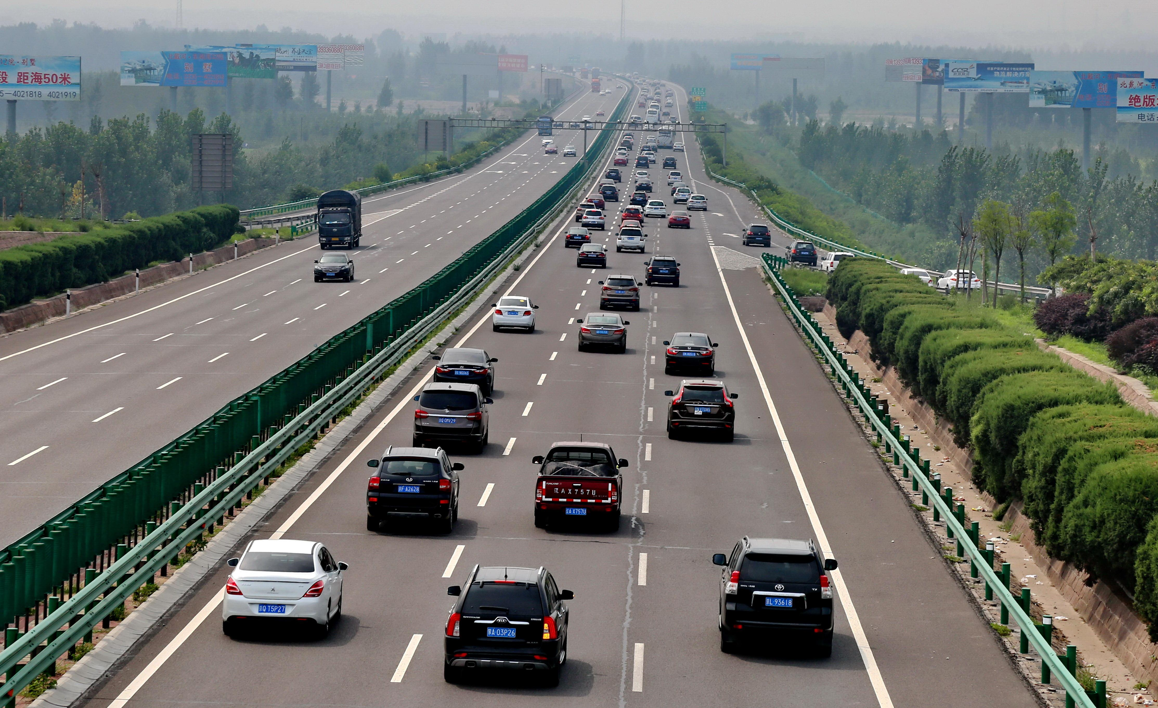 学校门前窄路行车,新手司机如何掌握,会车与避让技巧?