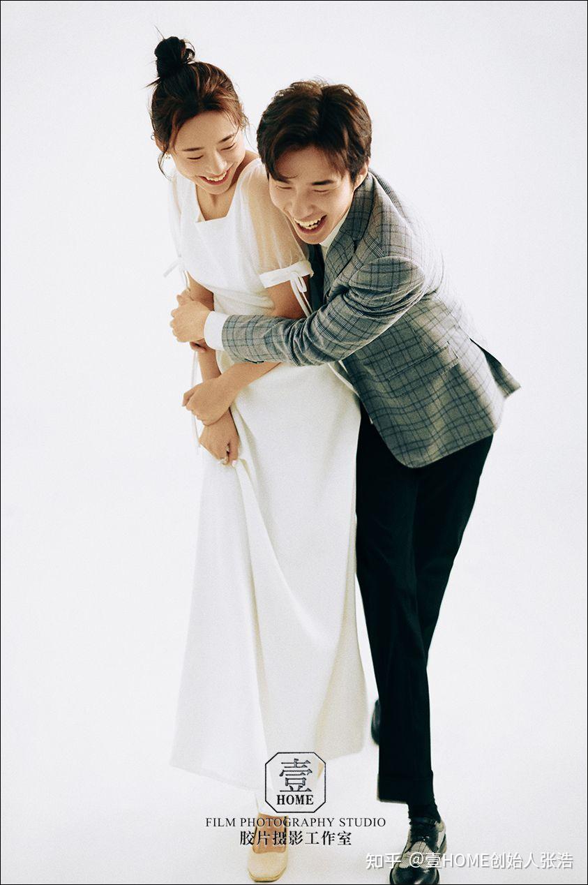 被这组室内极简婚纱照吸引啦有趣自然的姿势很抓人眼球略带奶白的轻