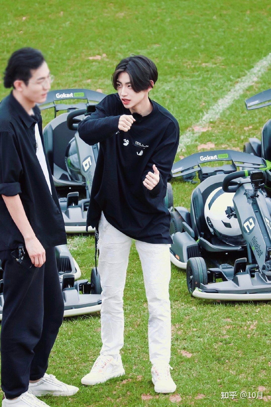 小鬼王琳凯全身照有没有?在线等?