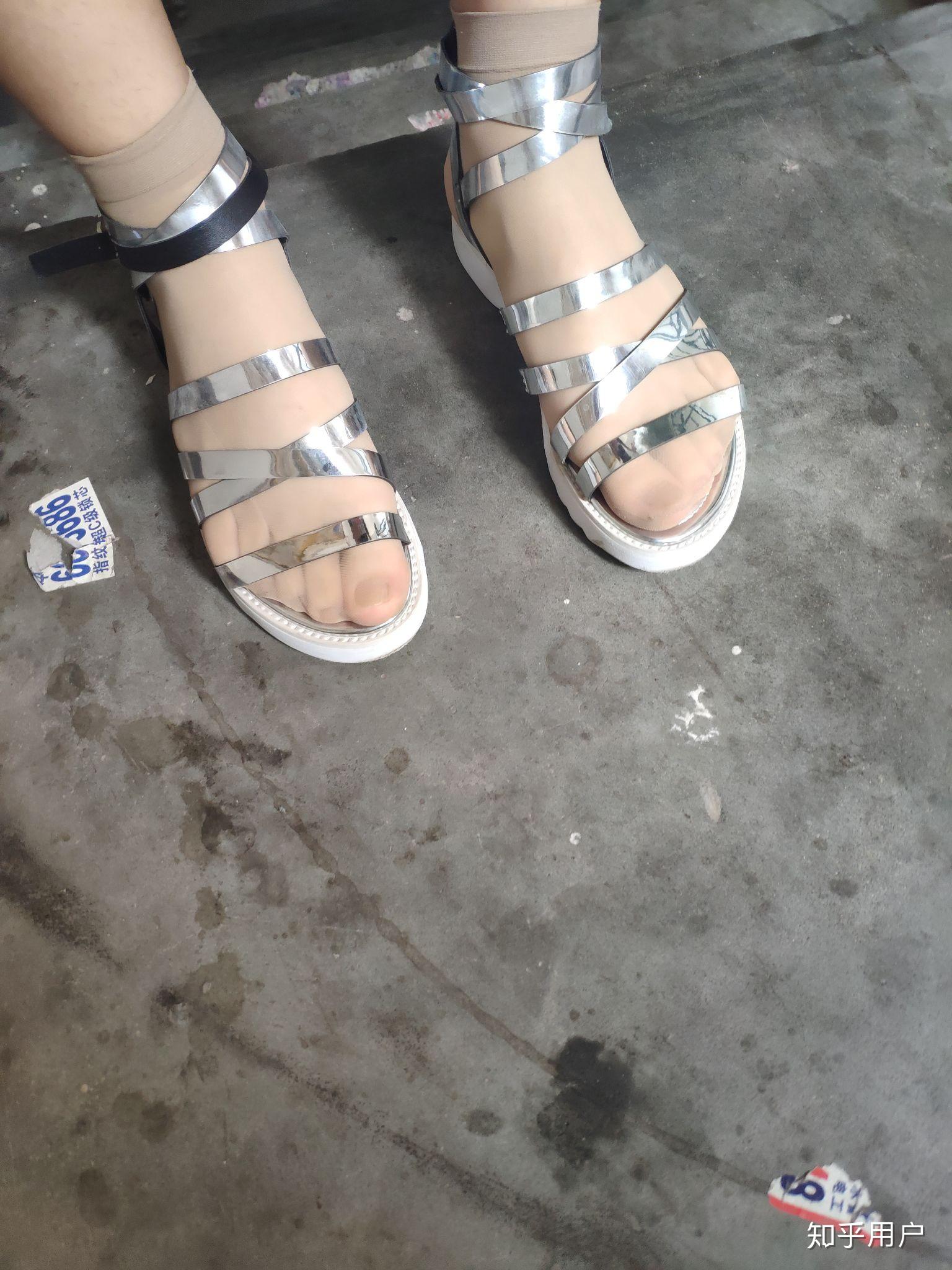 夏天穿凉鞋配短丝袜好看吗