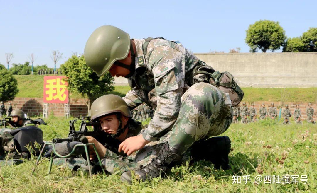 塔吉克族护边夫妇将儿子送进了军营