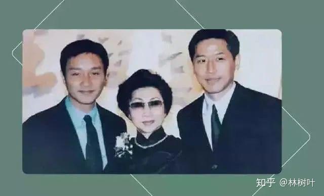 张国荣在决赛当晚的表现赢得了评委潘迪华的赏识,她给他打了最高分.