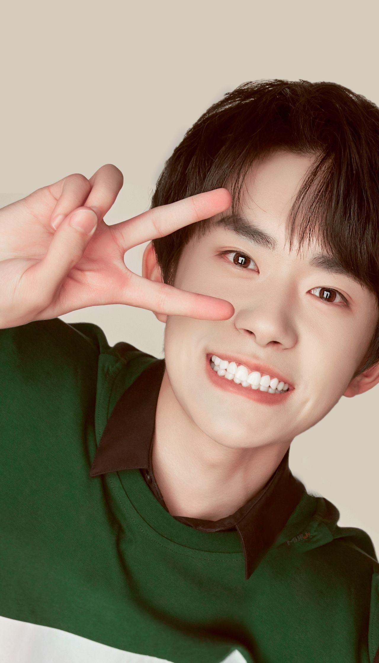 求易烊千玺笑得很开心的图片