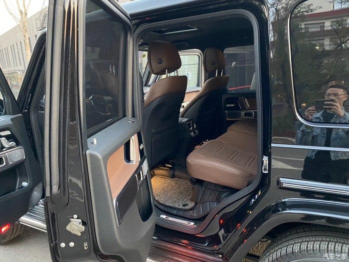 选了棕色的内饰,脚垫已经弄上了g350"尊贵的名牌"明天就要把它扣掉