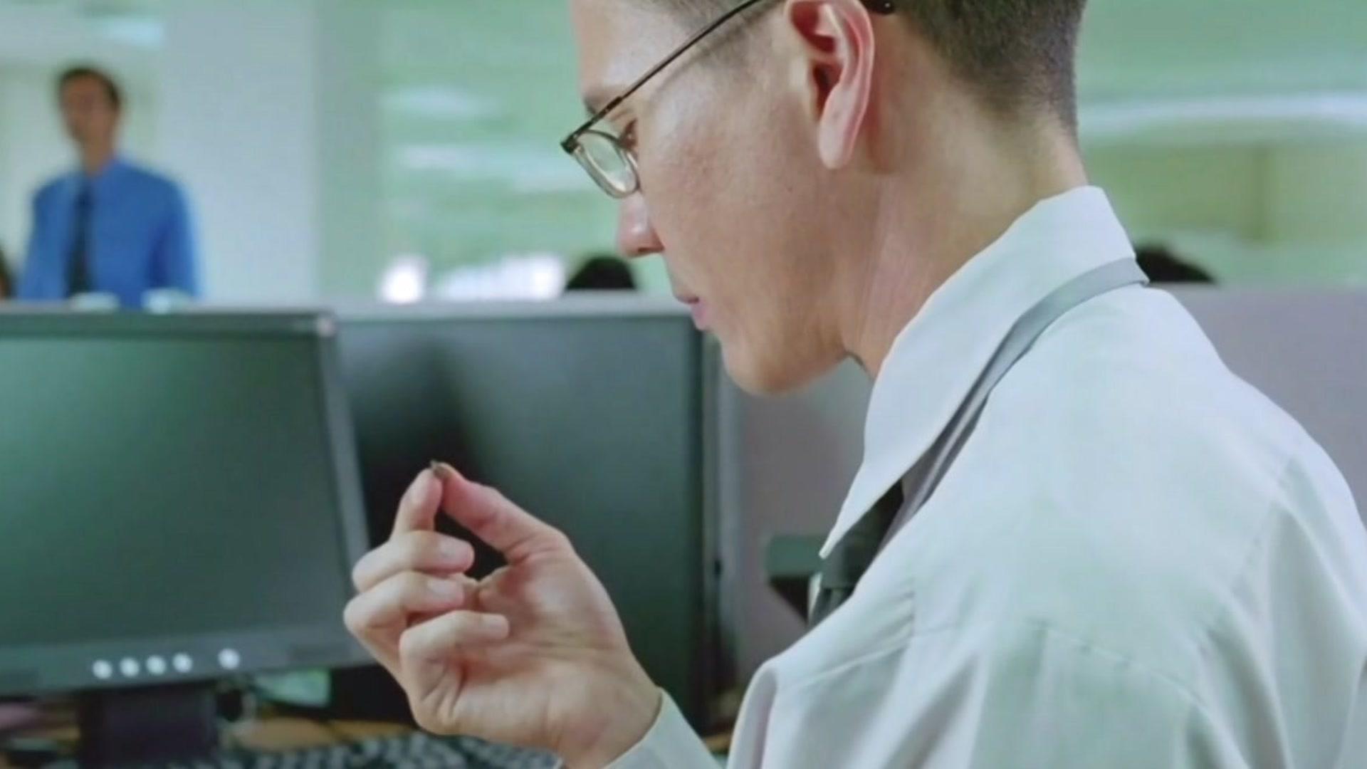 悬疑片《绝命航班》:飞机上陆续有人惨死,凶手竟是一只远古生物