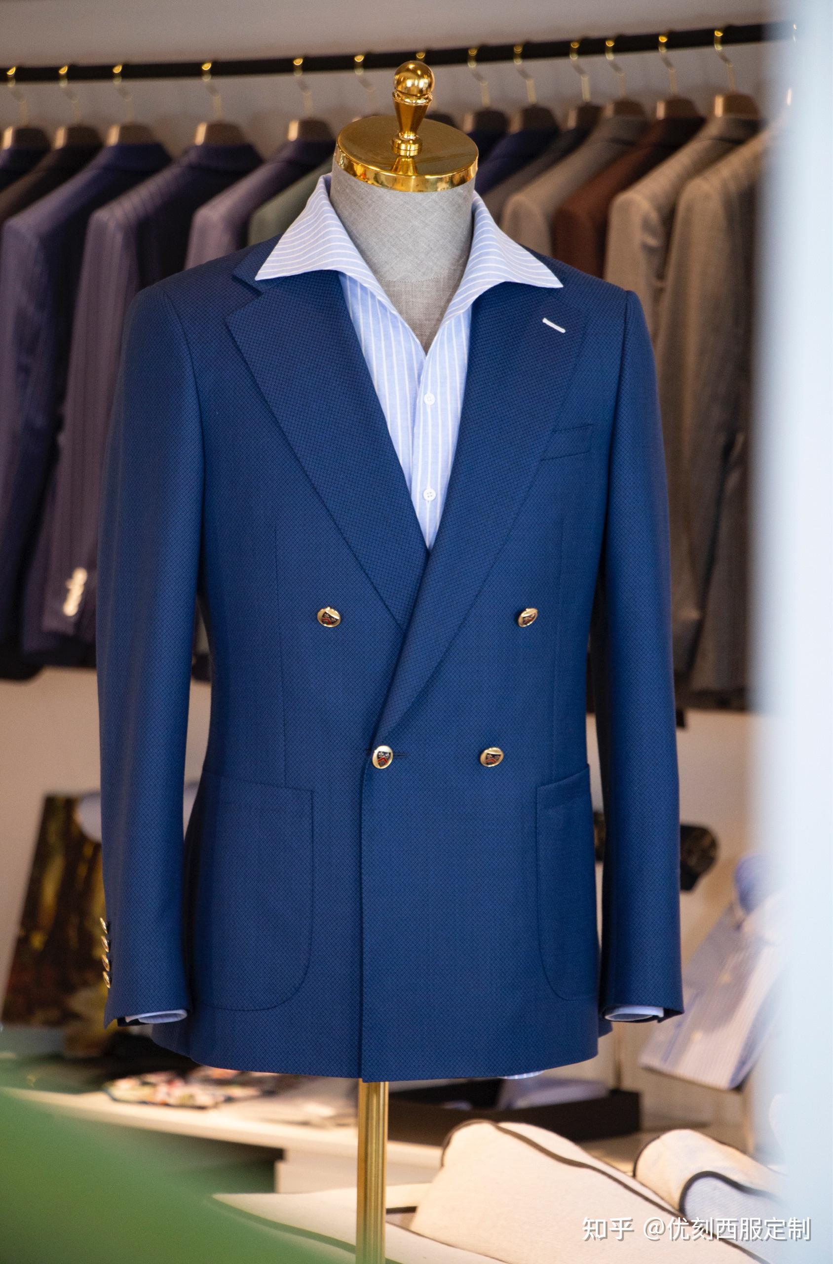 在南京户外草坪婚礼新郎西装应该怎么穿