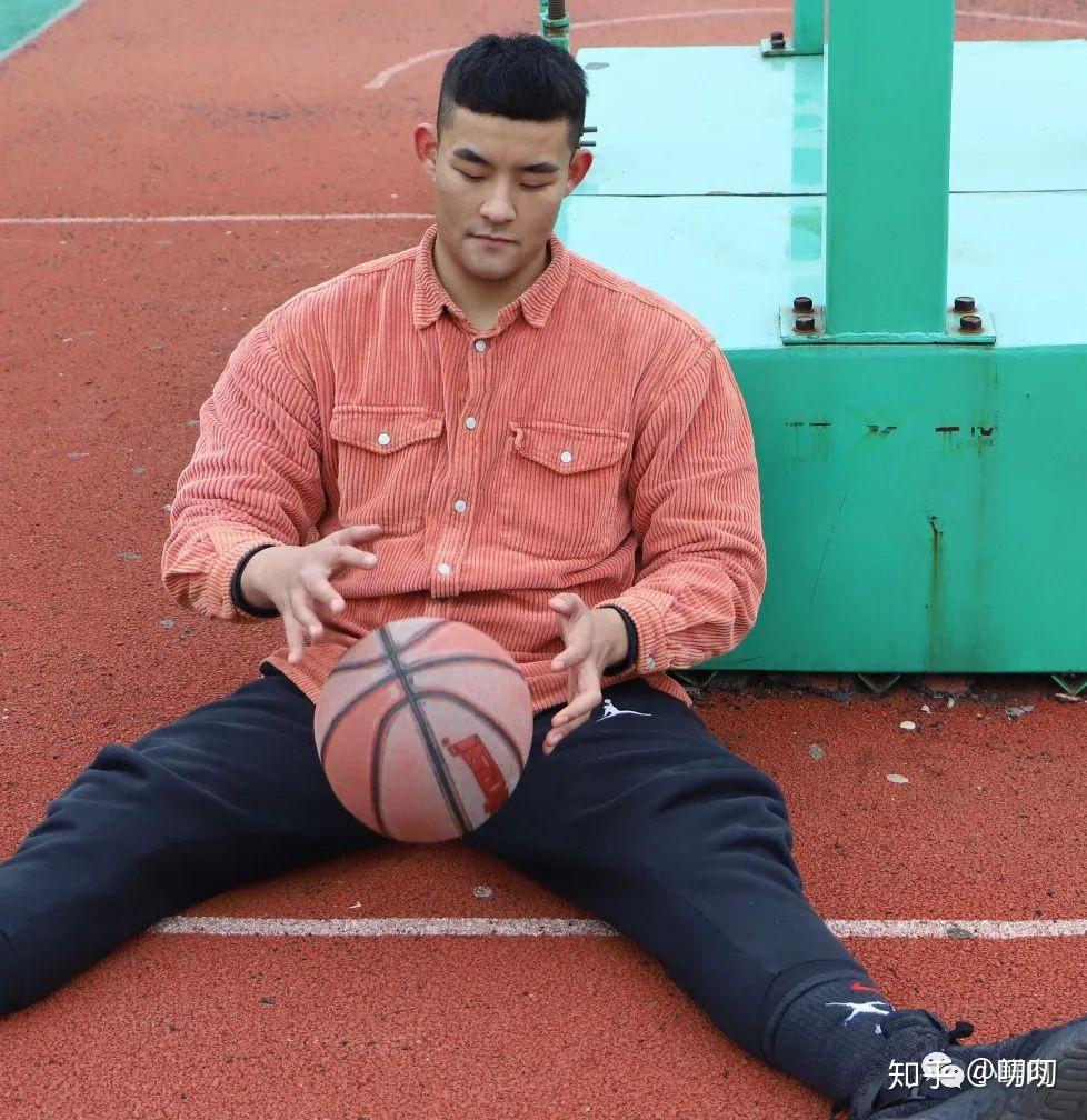 上海188壮汉数学老师走红!看这身材谁敢不好好学习?