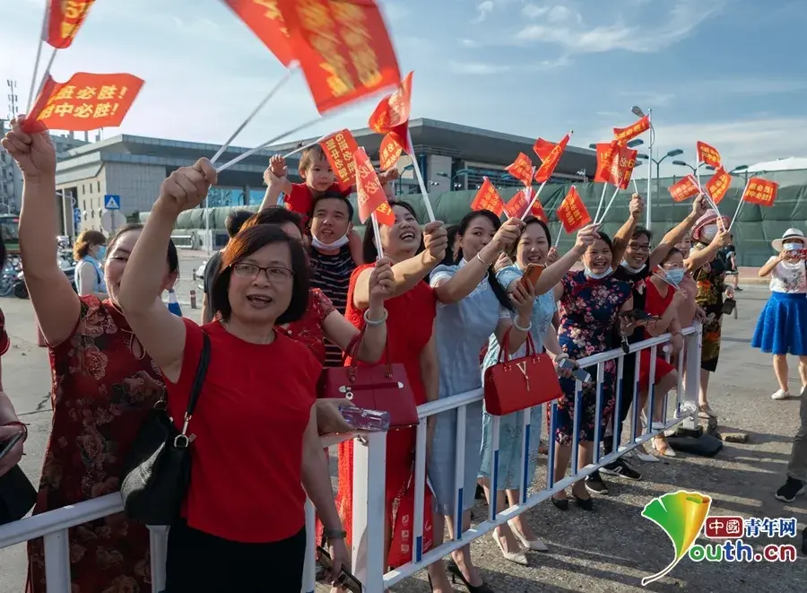 定制口罩:高考必胜穿红色:金榜题名送考妈妈穿旗袍:旗开得胜真的棒送