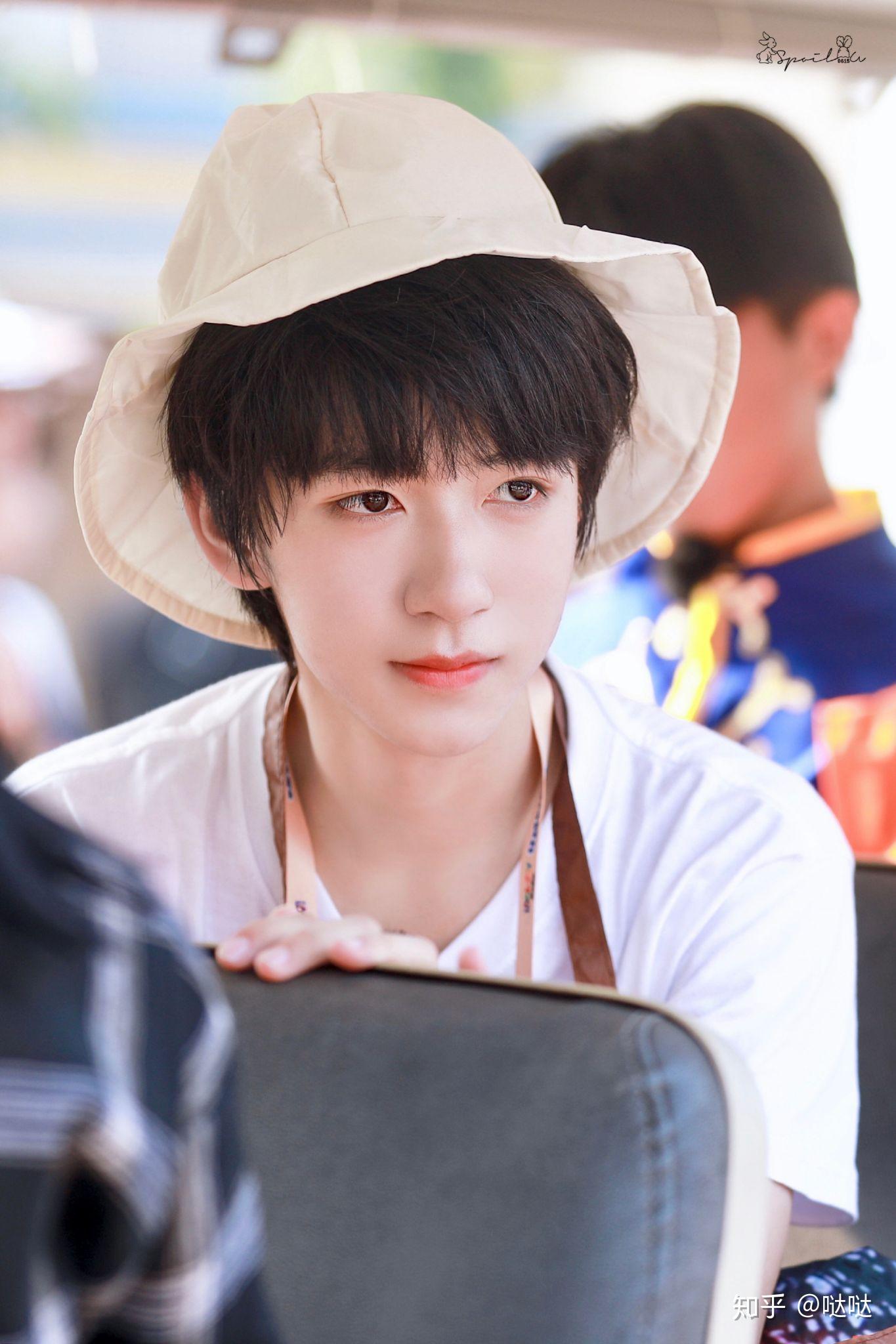 怎么看待贺峻霖越来越大的鼻子和油腻的气质