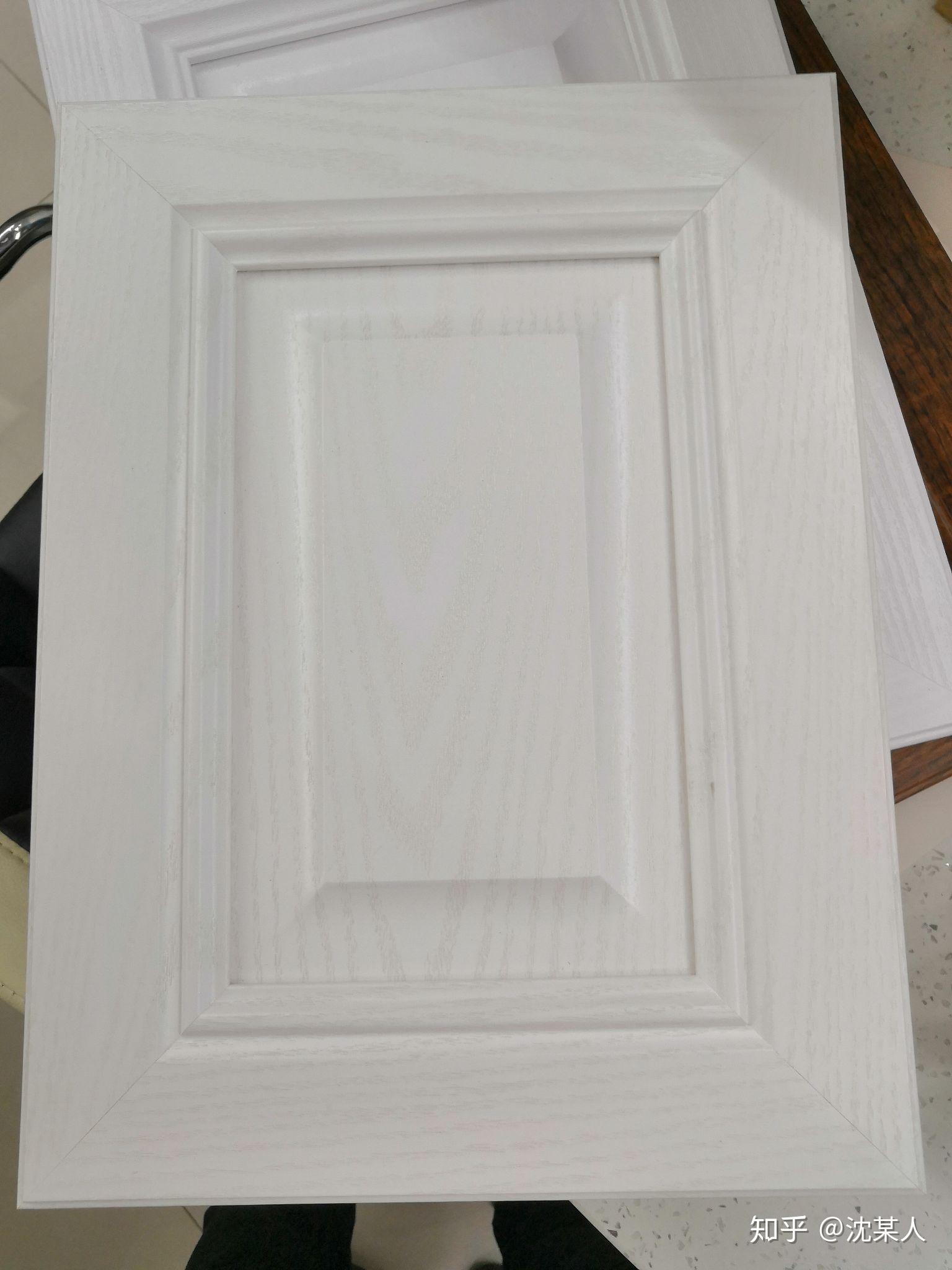 柜门材料,有一种是橡胶木贴皮的实木包覆柜门怎么样?