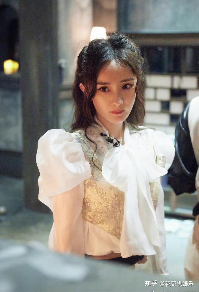 杨幂随着花儿与少年的数据低迷被不少人质疑商业价值变低