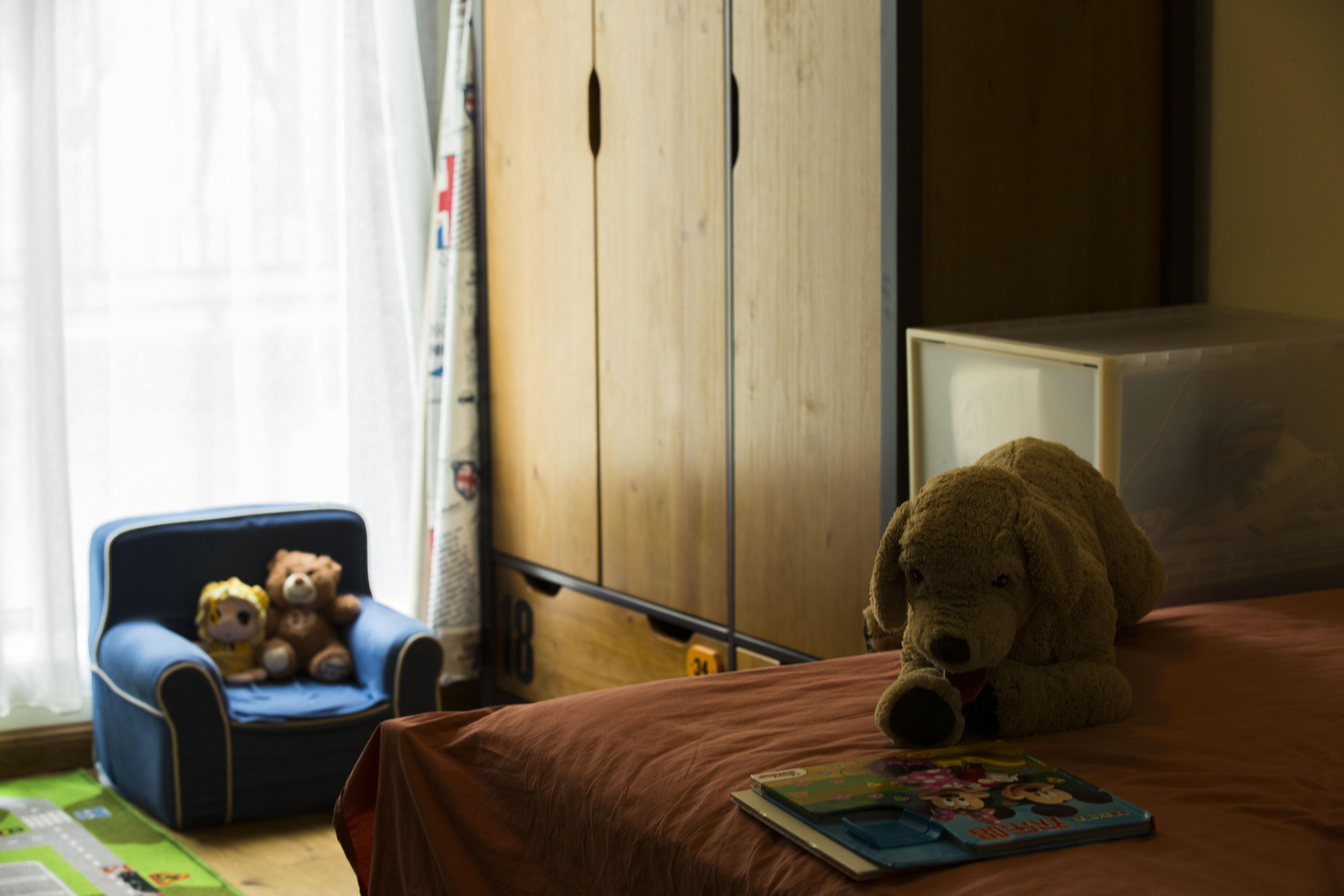 儿子的房间，通风和采光很好，窗户做了飘窗，他平常喜欢躲在这里看漫画