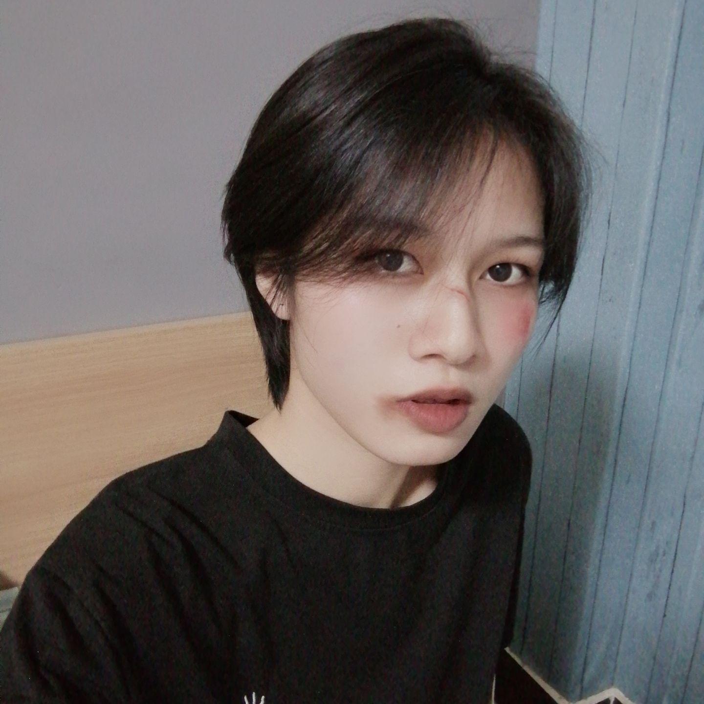 我想知道大家怎么度过短发留长两边短长长的尴尬期? - 知乎