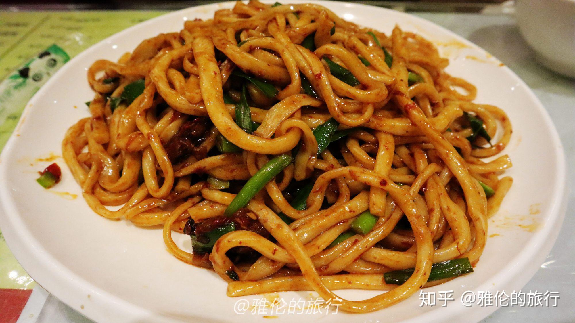 新疆吐鲁番,女孩晚上11点吃饭,拉条子25元一碗烤肉6元一串! - 知乎