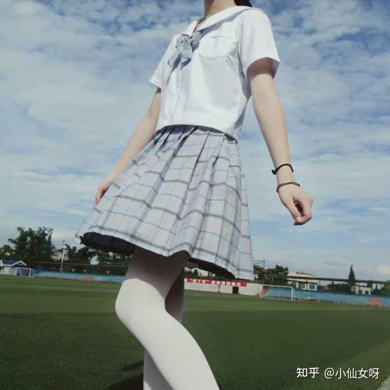 上学的时候穿了丝袜和男同桌你俩会发生什么故事呢