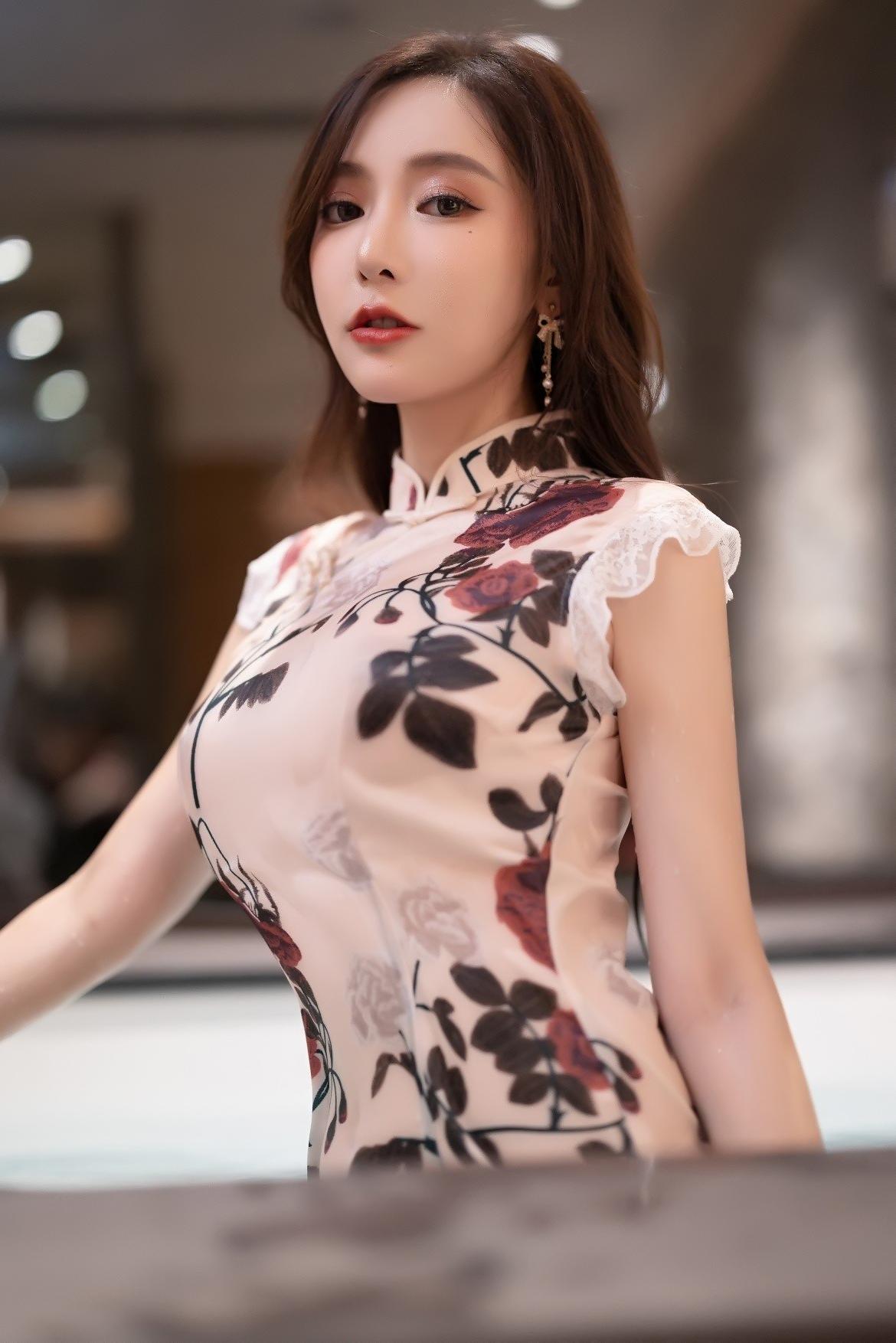 浴室湿身秀！王馨瑶旗袍照惊艳亮相，火辣身材若隐若现。好撩人 - 知乎